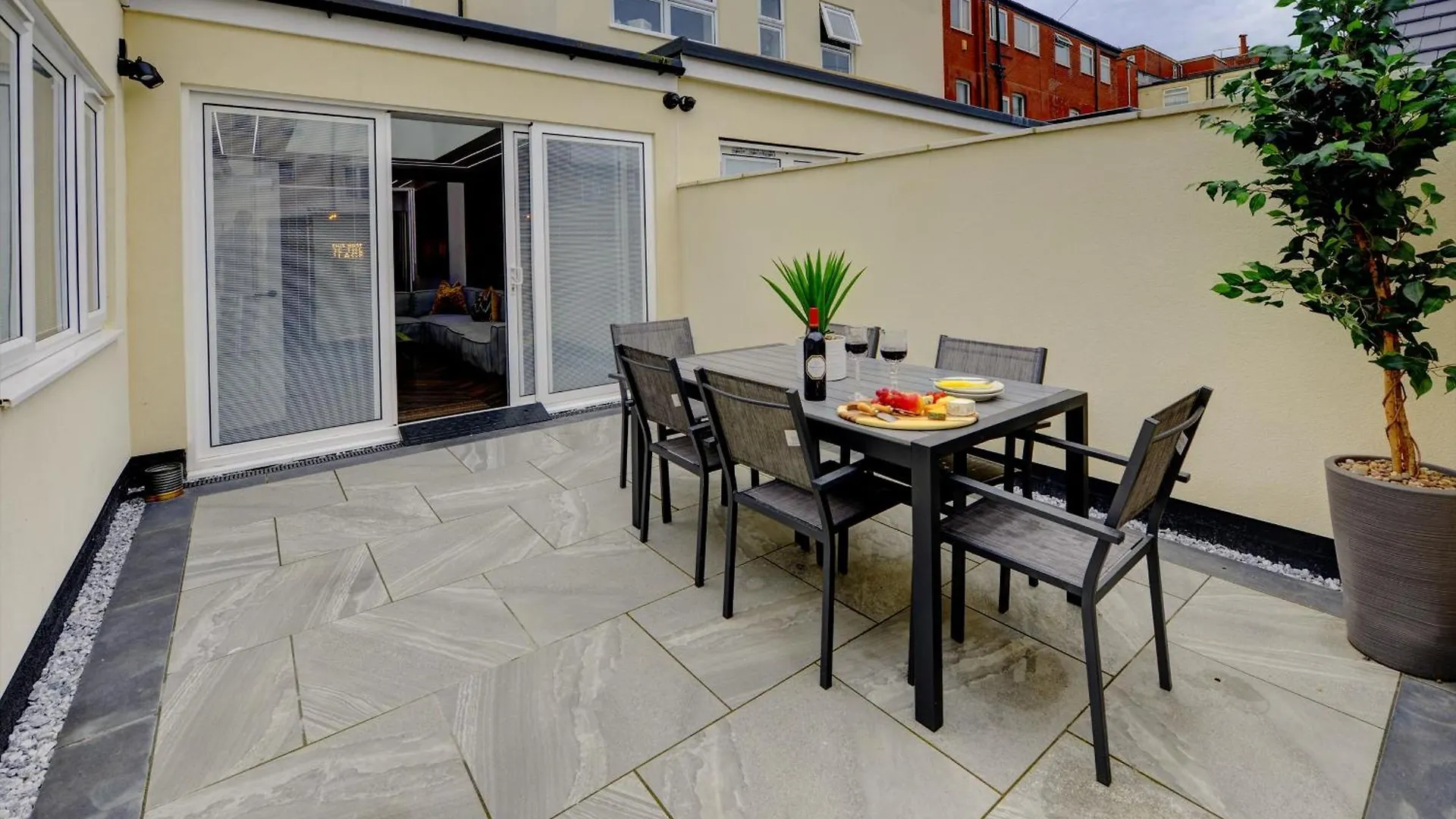 Swish Holiday Apartments 13 King Edward Avenue Blackpool 0*,  United Kingdom
